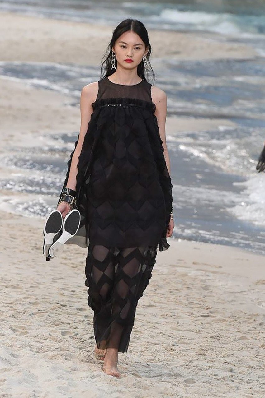 Μια βόλτα στην παραλία με τον Karl Lagerfld και τον οίκο μόδας Chanel - Φωτογραφία 81