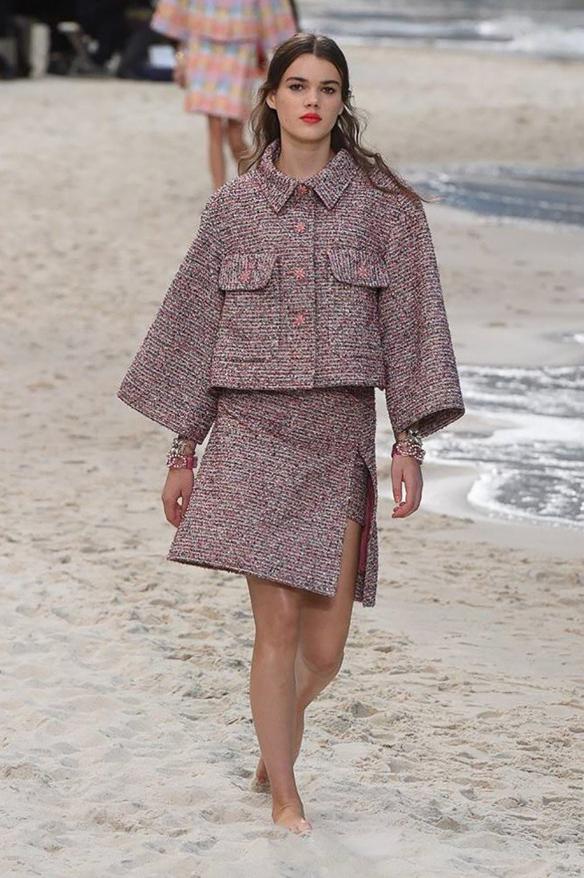 Μια βόλτα στην παραλία με τον Karl Lagerfld και τον οίκο μόδας Chanel - Φωτογραφία 10