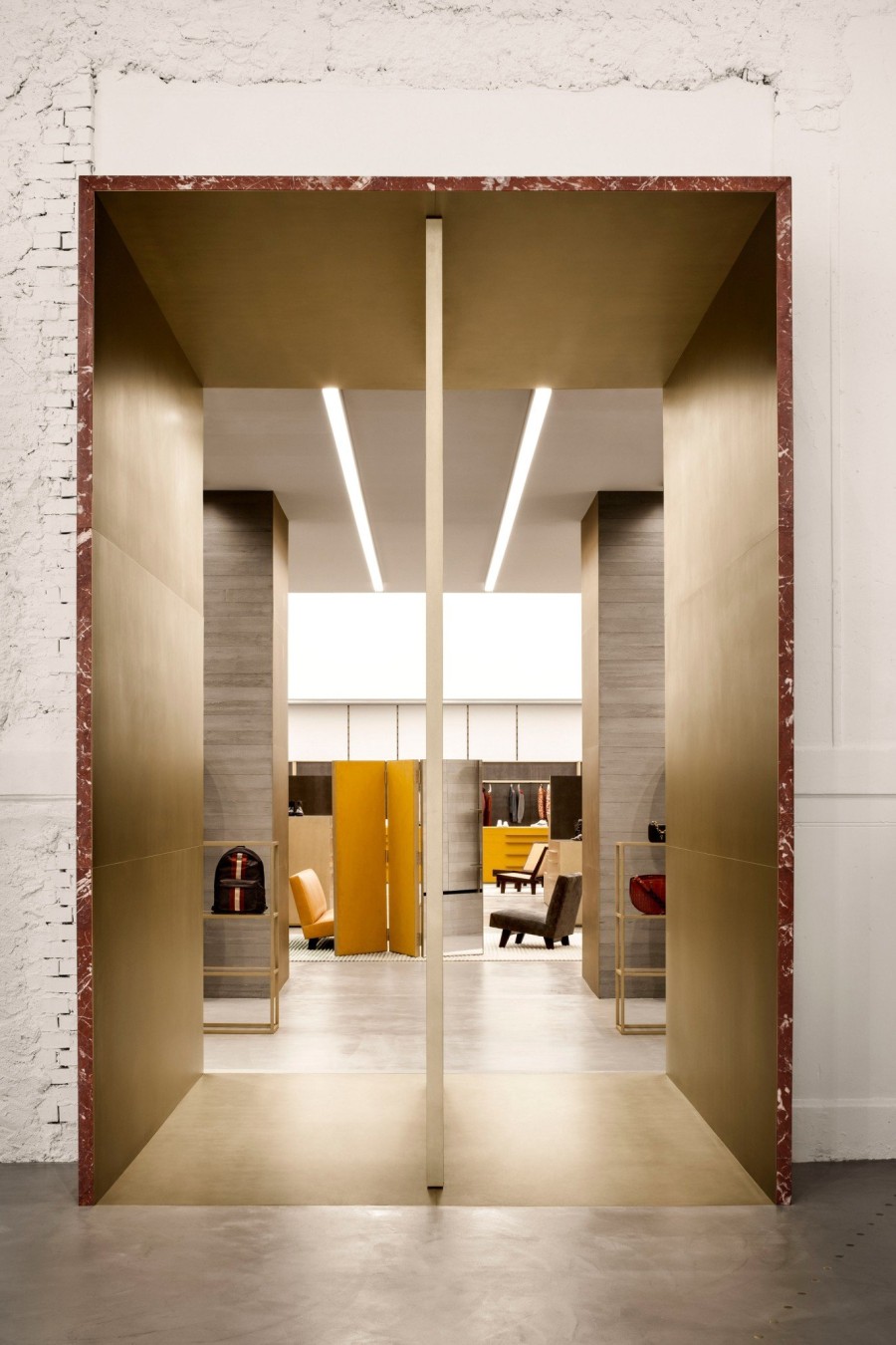 Ένα υπέροχο, νέο showroom ενός διάσημου οίκου άνοιξε τις πύλες του στο Μιλάνο- Φωτογραφία 2