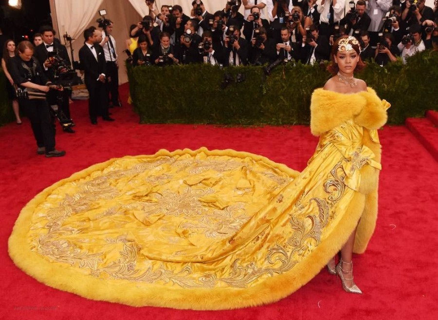 Rihanna με Guo Pei, 2015