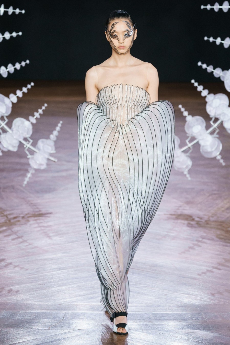 Paris Haute Couture Fashion Week: Dior, Schiaparelli κι ό,τι άλλο ξεχωρίσαμε από τα χθεσινά shows- Φωτογραφία 13