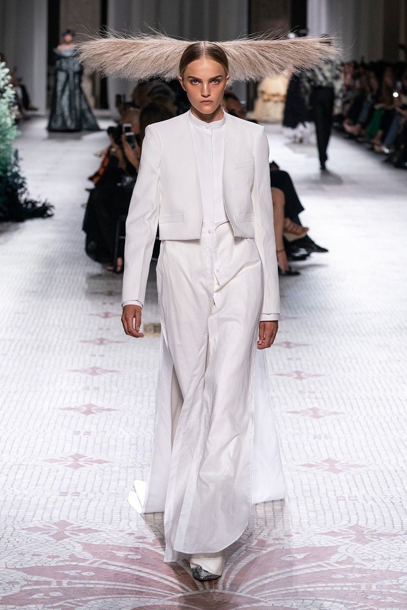 Paris Haute Couture Fashion Week: Chanel, Armani & Givenchy μάγεψαν το κοινό- Φωτογραφία 14