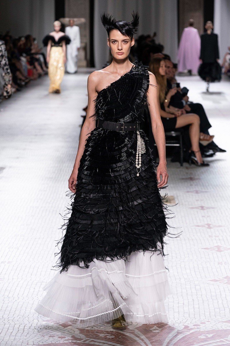 Paris Haute Couture Fashion Week: Chanel, Armani & Givenchy μάγεψαν το κοινό- Φωτογραφία 13