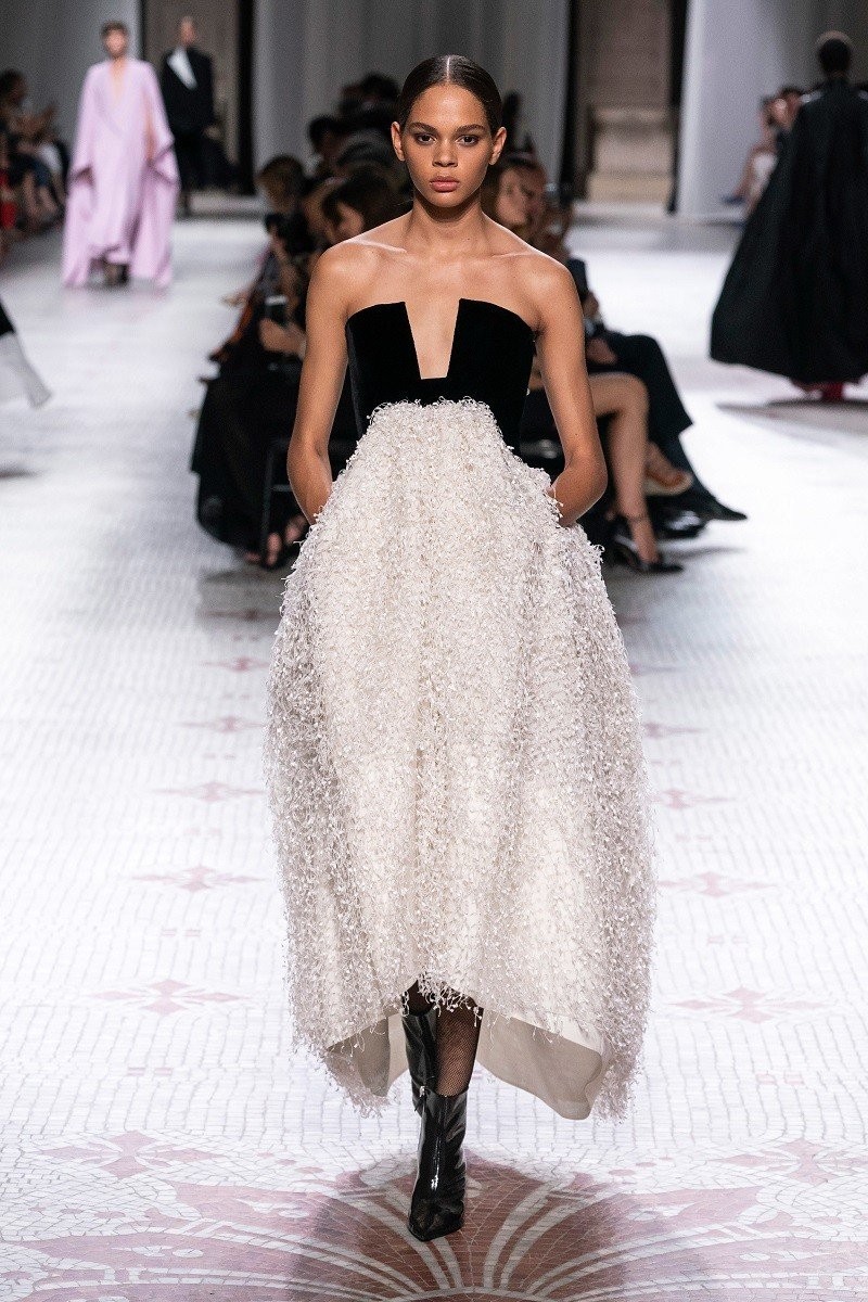 Paris Haute Couture Fashion Week: Chanel, Armani & Givenchy μάγεψαν το κοινό- Φωτογραφία 11