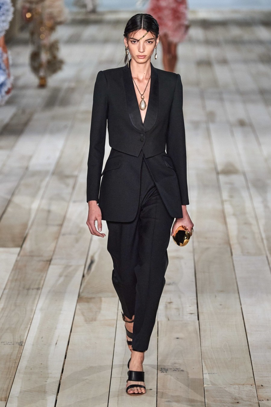 H Chanel αναδείχθηκε σε πρωταγωνίστρια των τελευταίων shows του Paris Fashion Week  - Φωτογραφία 14