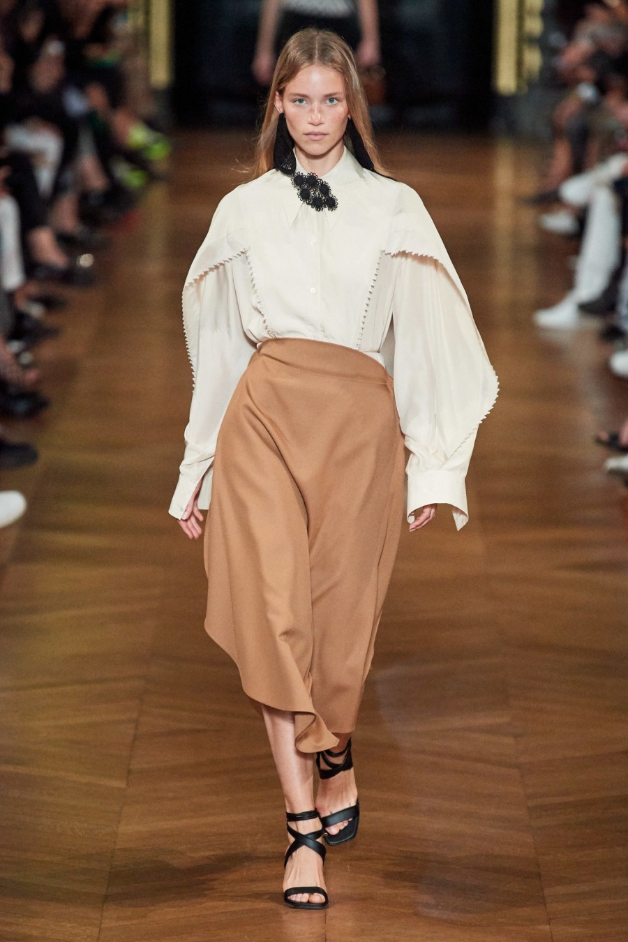 H Chanel αναδείχθηκε σε πρωταγωνίστρια των τελευταίων shows του Paris Fashion Week  - Φωτογραφία 7