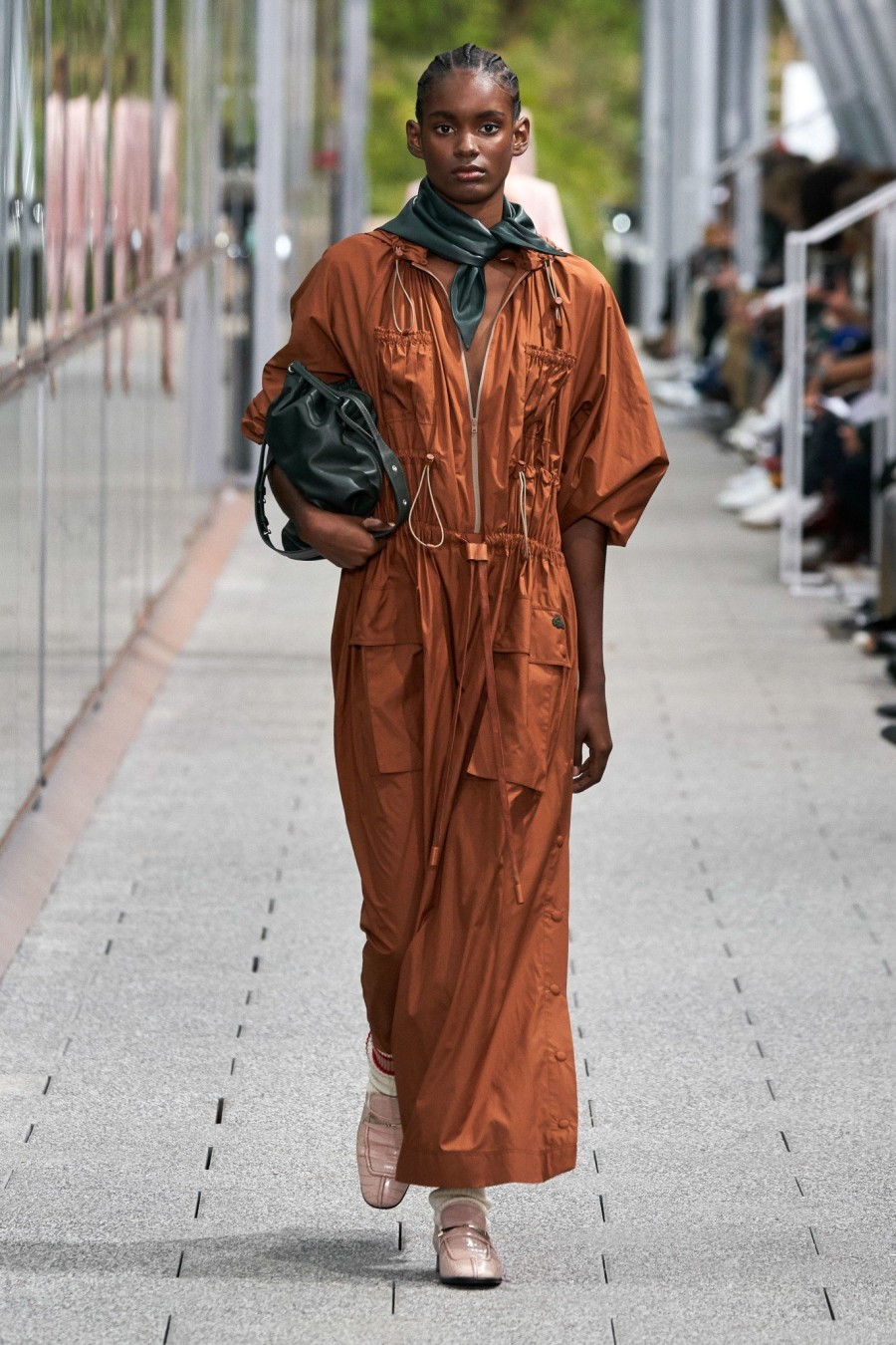 To Paris Fashion Week ρίχνει αυλαία με τον οίκο Louis Vuitton να υμνεί την Belle Époque - Φωτογραφία 19