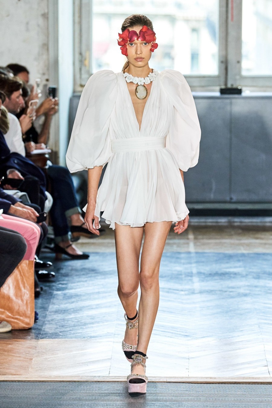 H Chanel αναδείχθηκε σε πρωταγωνίστρια των τελευταίων shows του Paris Fashion Week  - Φωτογραφία 13