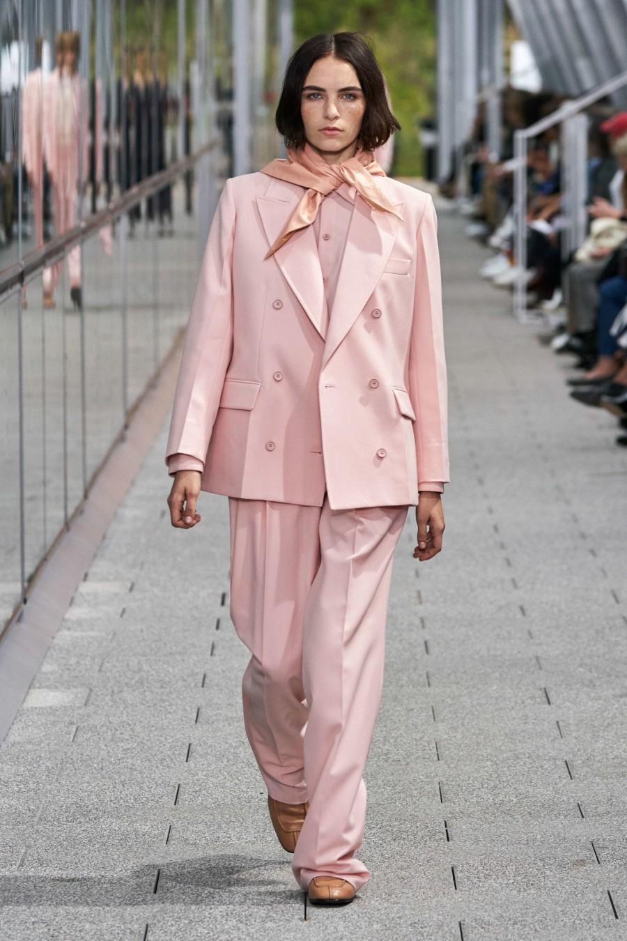 To Paris Fashion Week ρίχνει αυλαία με τον οίκο Louis Vuitton να υμνεί την Belle Époque - Φωτογραφία 17