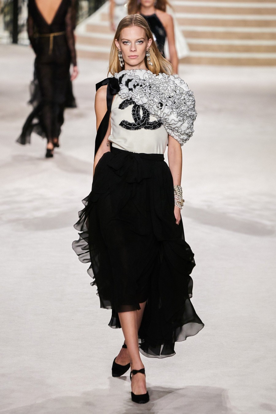 Chanel Pre Fall 2020: Το πρώτο Métiers d’Art show της Virginie Viard επέστρεψε στο Παρίσι - Φωτογραφία 1