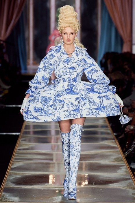 Ο ανατρεπτικός οίκος Moschino παρουσίασε τα μοντέλα ως σύγχρονες Αντουανέτες στην Εβδομάδα Μόδας του Μιλάνου- Φωτογραφία 3