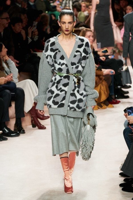 Ο ανατρεπτικός οίκος Moschino παρουσίασε τα μοντέλα ως σύγχρονες Αντουανέτες στην Εβδομάδα Μόδας του Μιλάνου- Φωτογραφία 6