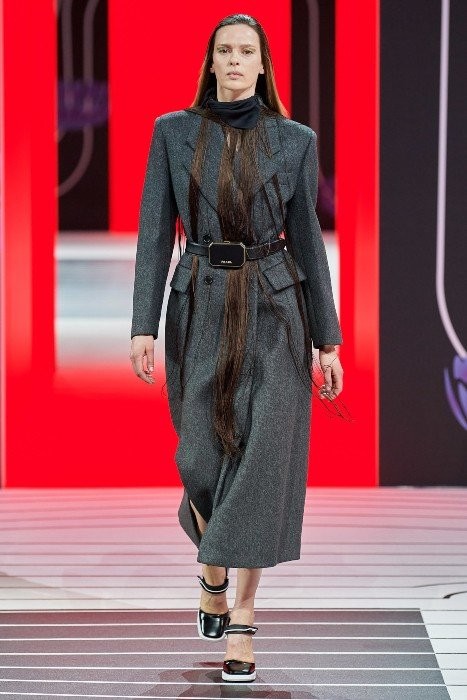 Ο ανατρεπτικός οίκος Moschino παρουσίασε τα μοντέλα ως σύγχρονες Αντουανέτες στην Εβδομάδα Μόδας του Μιλάνου- Φωτογραφία 7