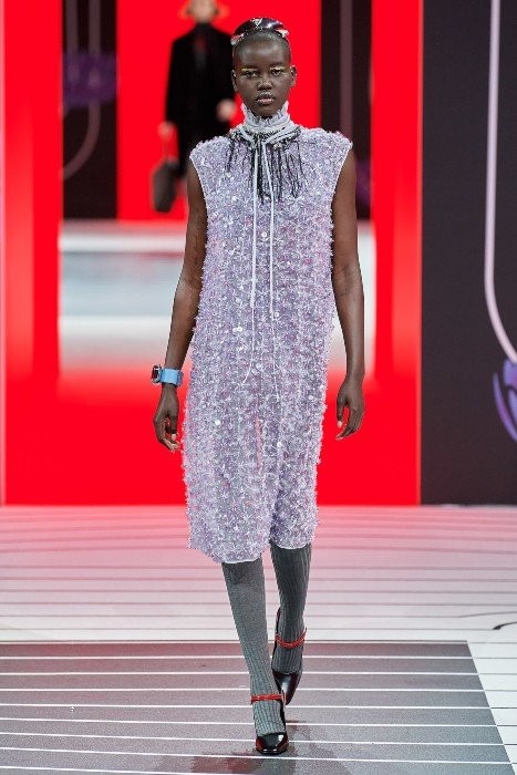 Ο ανατρεπτικός οίκος Moschino παρουσίασε τα μοντέλα ως σύγχρονες Αντουανέτες στην Εβδομάδα Μόδας του Μιλάνου- Φωτογραφία 9