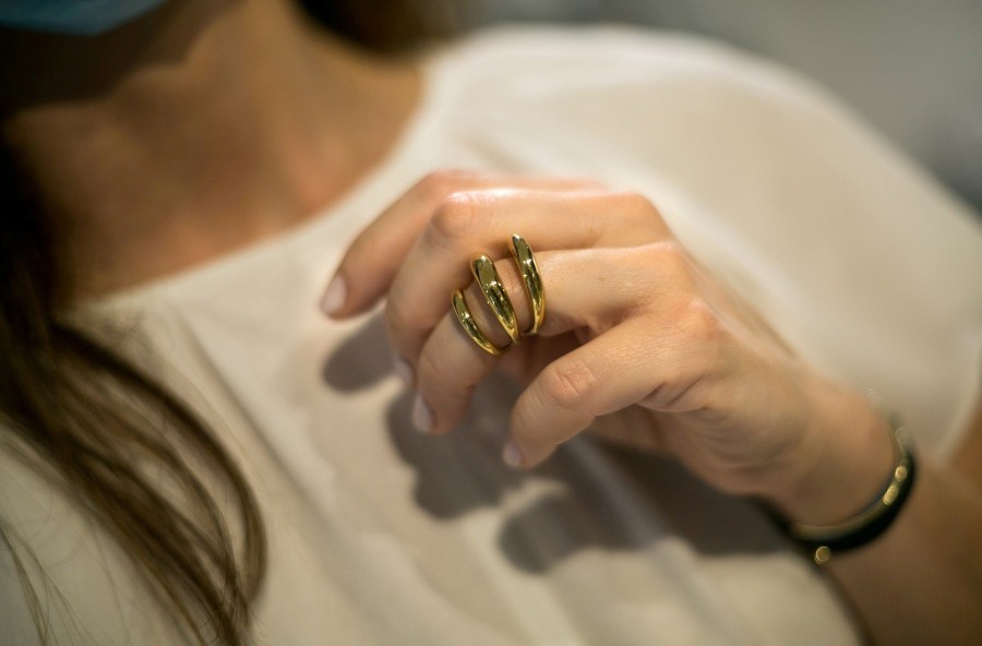 Τα «γλυπτά» κοσμήματα της Charlotte Chesnais έρχονται αποκλειστικά σε ένα μοναδικό pop up store στο Κολωνάκι - Φωτογραφία 3