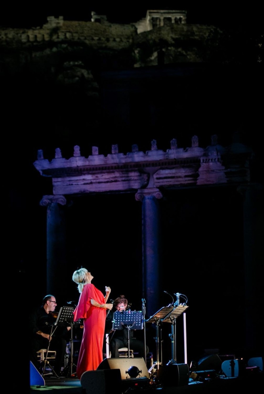 H μοναδική συναυλία του Μίνωα Μάτσα «Ο κόσμος μόνο όταν τον μοιράζεσαι υπάρχει» γέμισε μελωδία τη Ρωμαϊκή Αγορά- Φωτογραφία 4