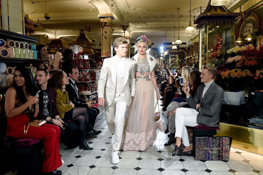 Οι Dolce & Gabbana μεταμορφώνουν τα Harrods του Λονδίνου για μια βραδιά - Φωτογραφία 5