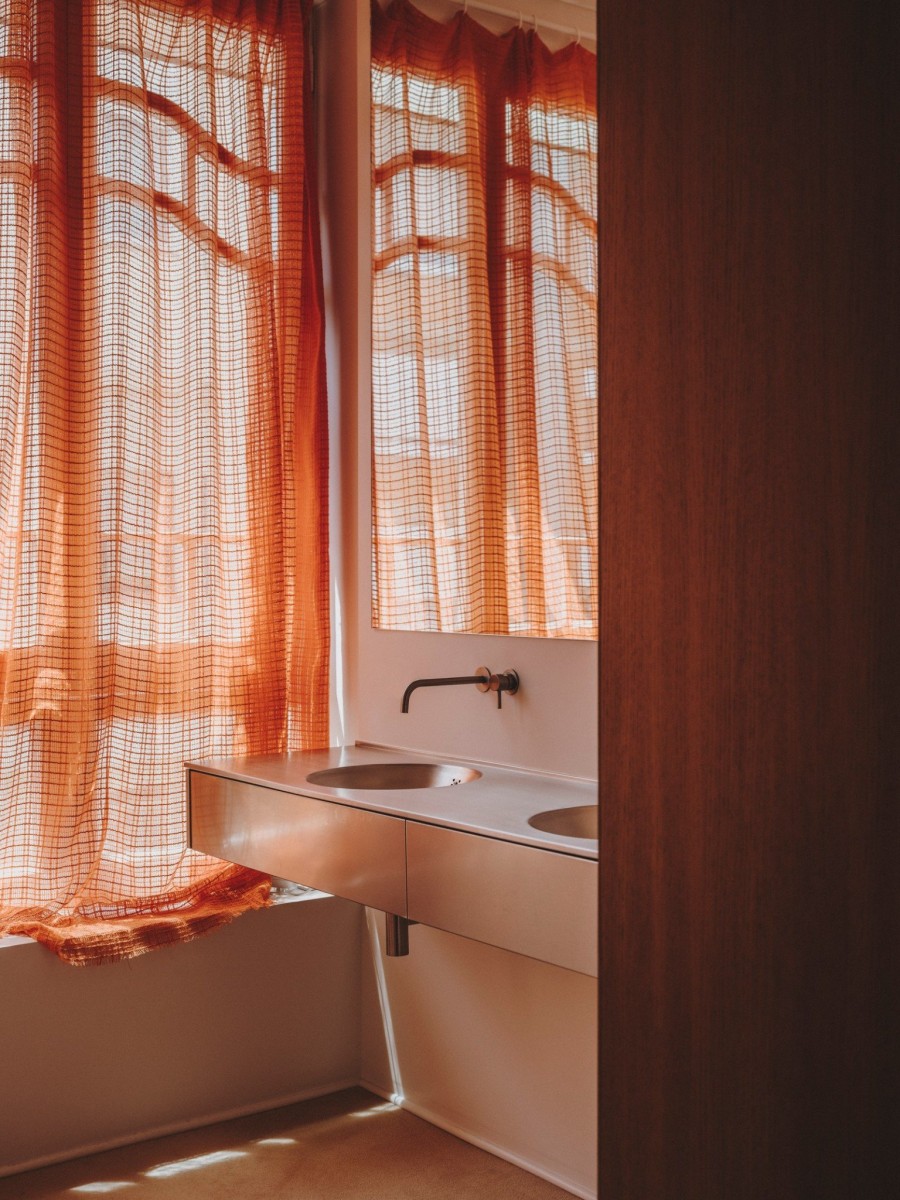 Ένα tiny διαμέρισμα στη Βαρκελώνη που ξεχωρίζει για τις peach αποχρώσεις του & το έντονο φυσικό φως- Φωτογραφία 4