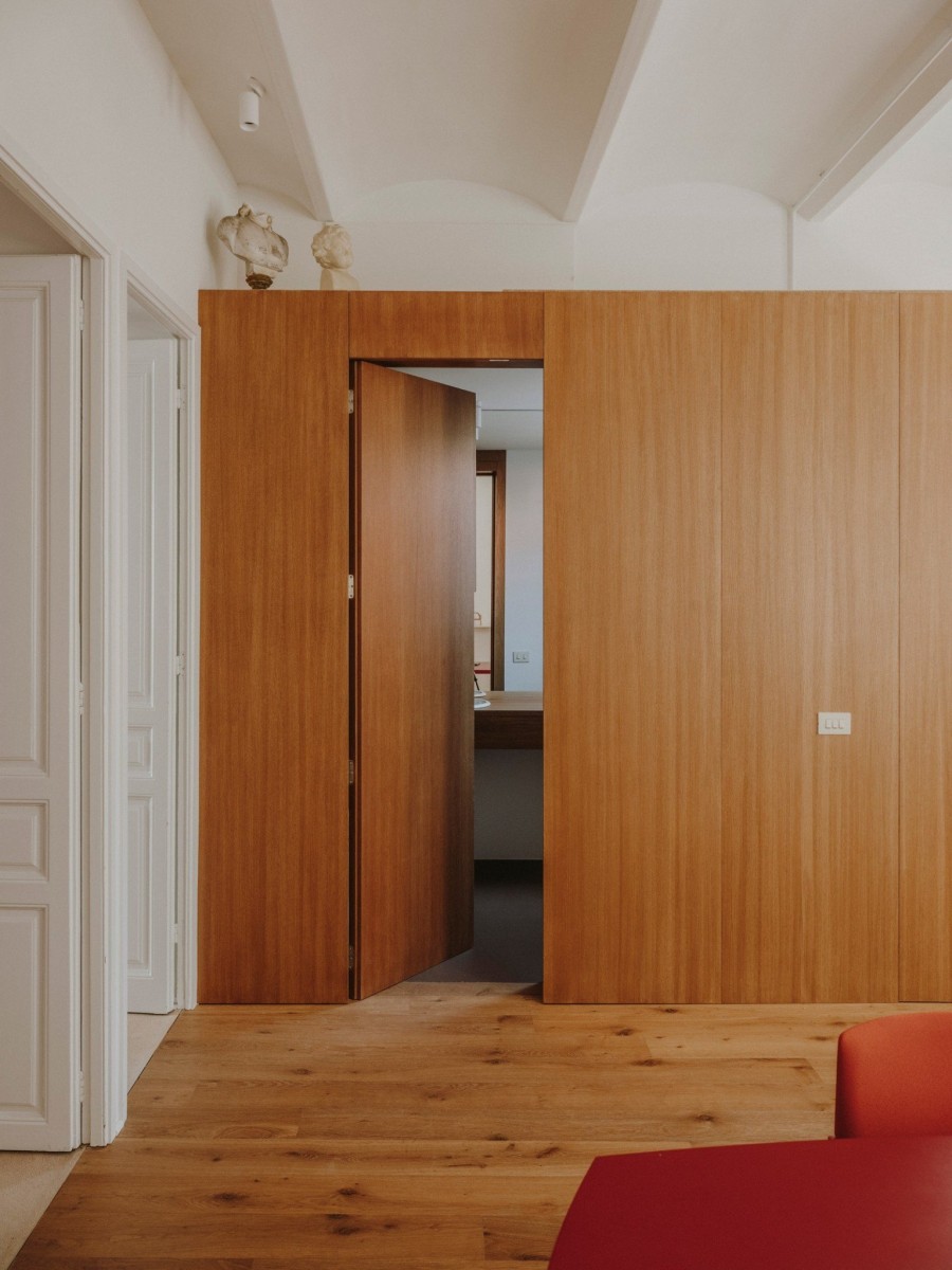 Ένα tiny διαμέρισμα στη Βαρκελώνη που ξεχωρίζει για τις peach αποχρώσεις του & το έντονο φυσικό φως- Φωτογραφία 2