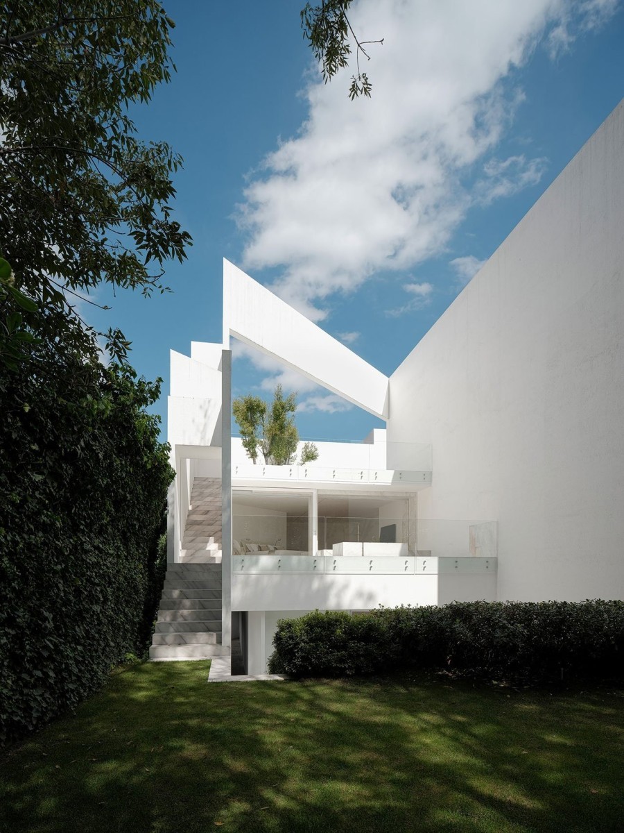 Μια μινιμαλιστική κατοικία που βασίζεται στον γεωμετρικό σχεδιασμό & τη σύγχρονη πολυτέλεια- Φωτογραφία 1