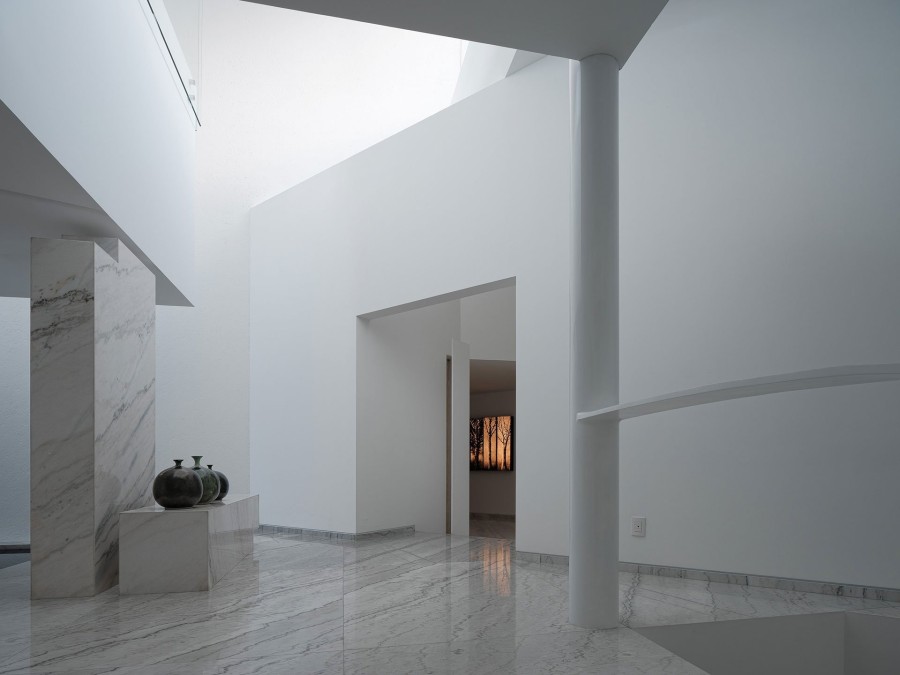 Μια μινιμαλιστική κατοικία που βασίζεται στον γεωμετρικό σχεδιασμό & τη σύγχρονη πολυτέλεια- Φωτογραφία 3