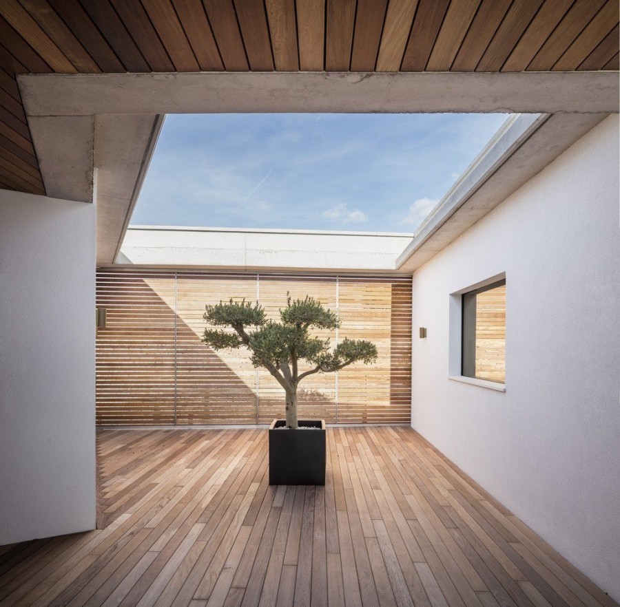 Μια μινιμαλιστική κατοικία στη Μινόρκα της Ισπανίας εναρμονίζεται με τη φύση & παραδίδει μαθήματα εκλεπτυσμένου design- Φωτογραφία 2