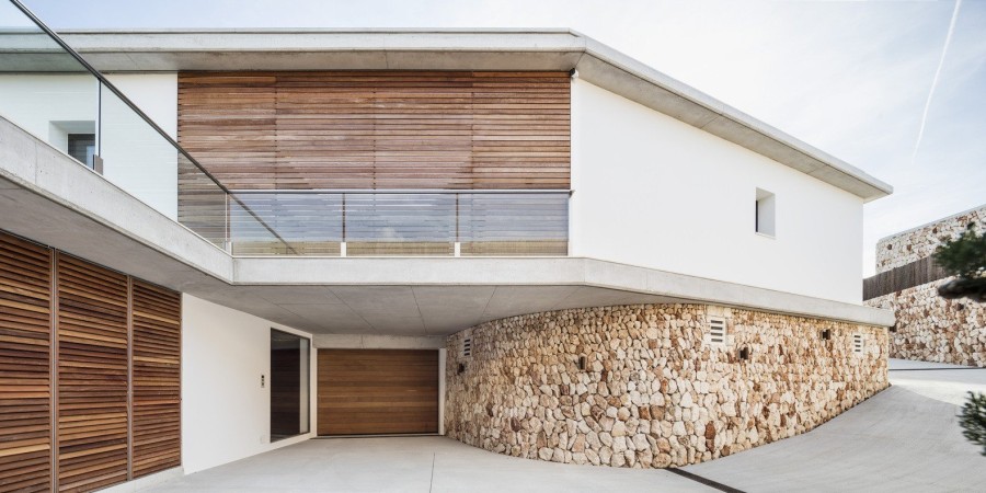 Μια μινιμαλιστική κατοικία στη Μινόρκα της Ισπανίας εναρμονίζεται με τη φύση & παραδίδει μαθήματα εκλεπτυσμένου design- Φωτογραφία 4