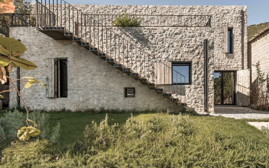 Rural House: Mια κατοικία στην Πελοπόννησο που αναδεικνύει άψογα τα φυσικά υλικά της περιοχής- Φωτογραφία 7