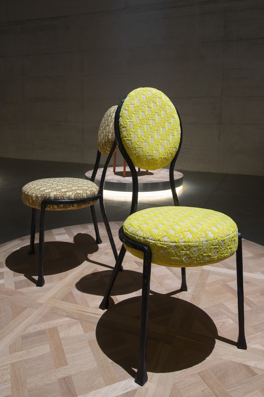 H Dior Medaillon chair ανασχεδιάστηκε από τους σπουδαιότερους designers του κόσμου- Φωτογραφία 1