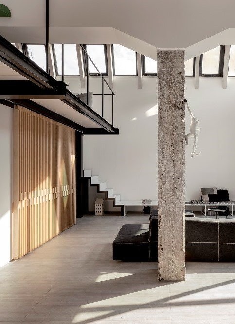 Δείτε πώς ένας βιομηχανικός χώρος στο Τορίνο μετατράπηκε σε ένα σύγχρονο σπίτι  - Φωτογραφία 1