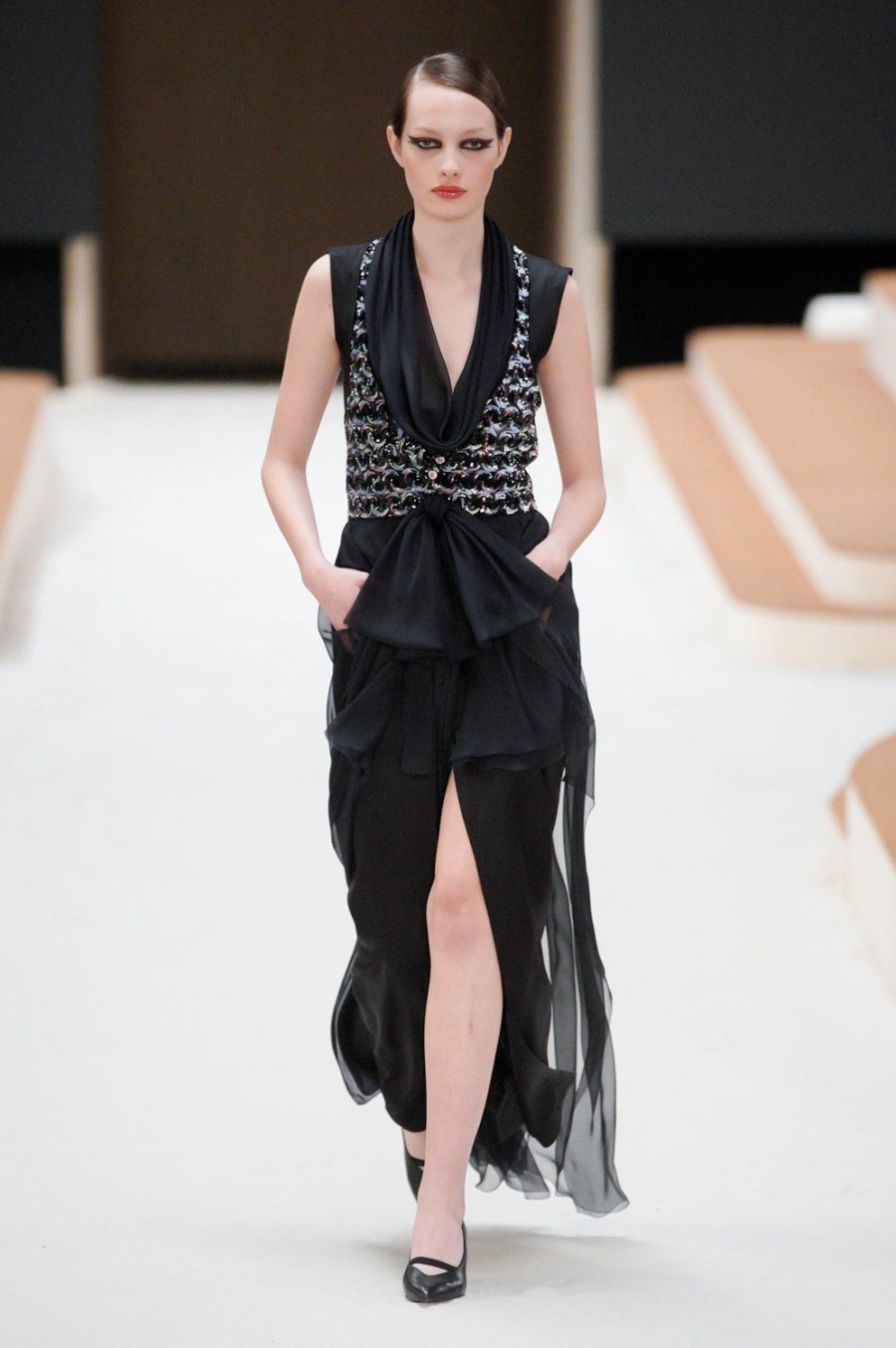 Chanel SS22 Haute Couture: Η Charlotte Casiraghi άνοιξε το show πάνω σε άλογο - Φωτογραφία 34