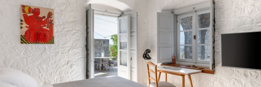 Onos Residence: Τώρα μπορείτε να μείνετε στην κατοικία ενός διάσημου Έλληνα καλλιτέχνη στην Ύδρα- Φωτογραφία 1