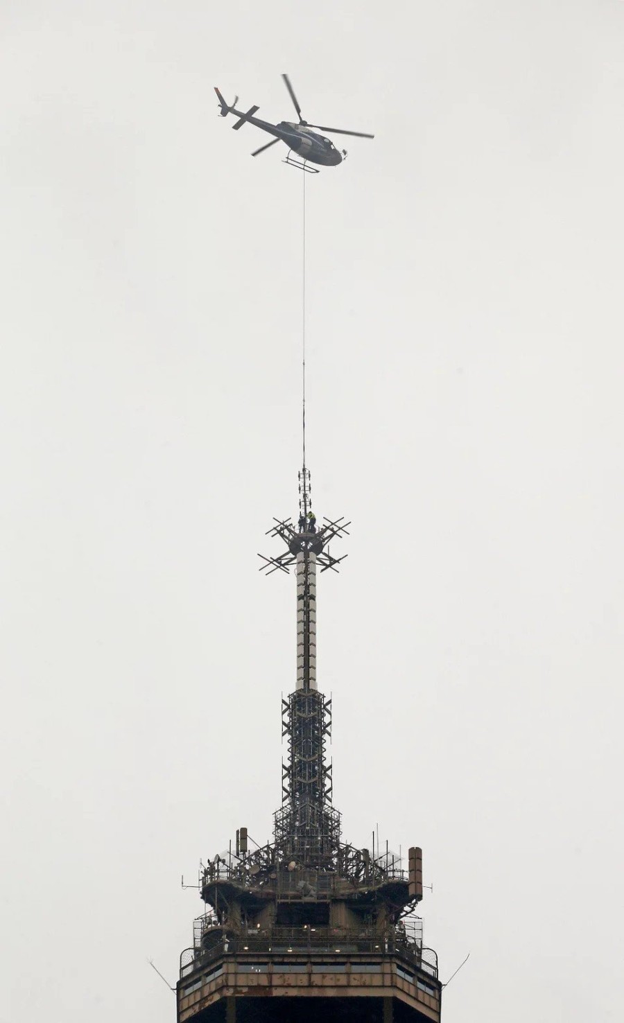 Ο Πύργος του Eiffel ψήλωσε κατά 6 μέτρα: Δείτε το φωτογραφικό υλικό από τη νέα επέκταση- Φωτογραφία 1