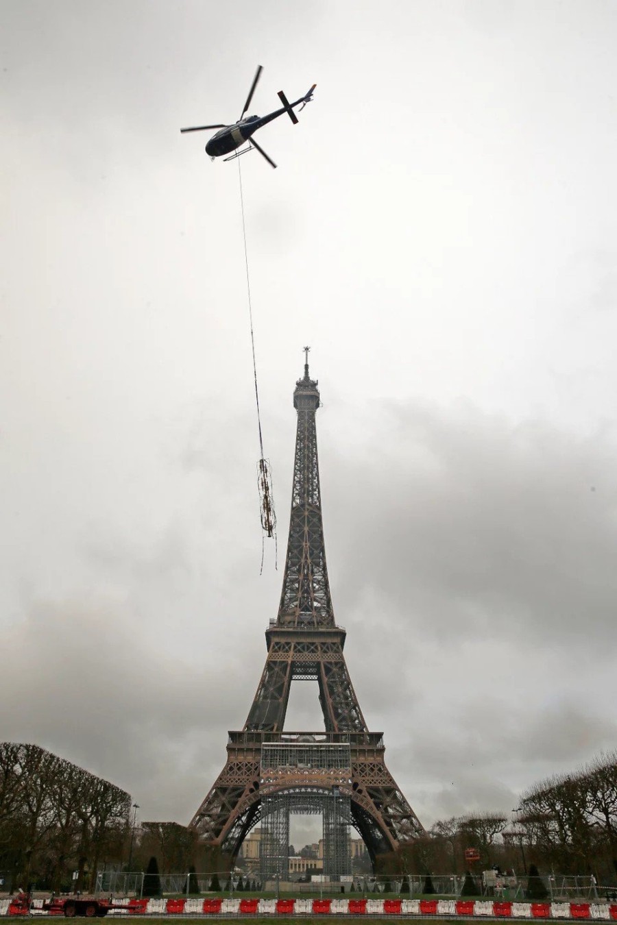 Ο Πύργος του Eiffel ψήλωσε κατά 6 μέτρα: Δείτε το φωτογραφικό υλικό από τη νέα επέκταση- Φωτογραφία 2