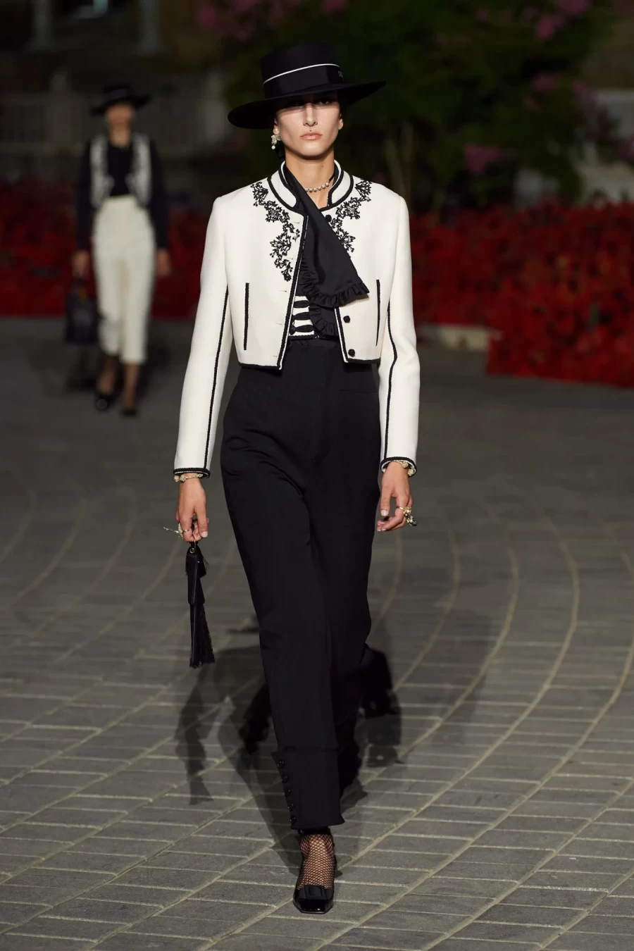 Dior Cruise 2023: Η Maria Grazia Chiuri παρουσίασε ένα show-ωδή στη Σεβίλλη με σιλουέτες εμπνευσμένες από το φλαμένκο- Φωτογραφία 1
