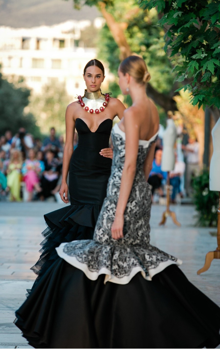 O Vassilis Zoulias μετέτρεψε τη Διονυσίου Αρεοπαγίτου σε catwalk για τη νέα haute couture F/W 22-23 συλλογή του - Φωτογραφία 7