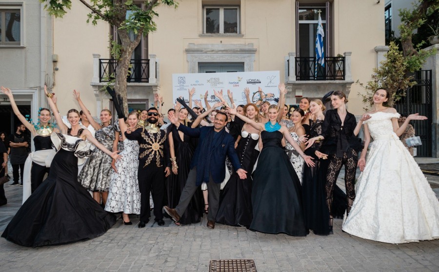 O Vassilis Zoulias μετέτρεψε τη Διονυσίου Αρεοπαγίτου σε catwalk για τη νέα haute couture F/W 22-23 συλλογή του - Φωτογραφία 19
