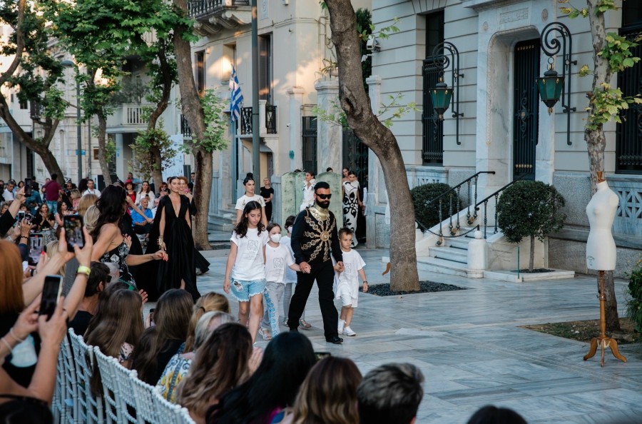 O Vassilis Zoulias μετέτρεψε τη Διονυσίου Αρεοπαγίτου σε catwalk για τη νέα haute couture F/W 22-23 συλλογή του - Φωτογραφία 21