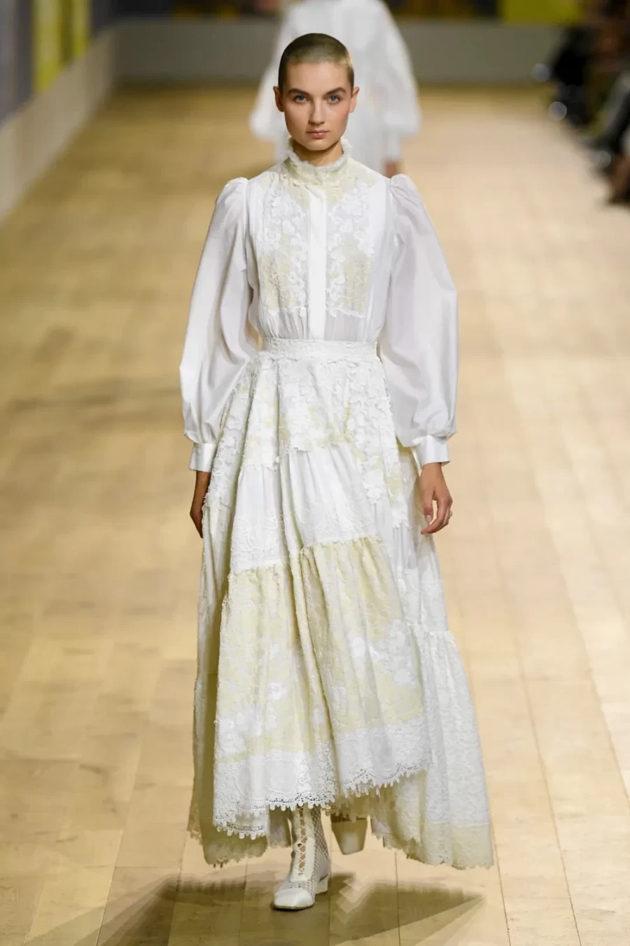 Haute Couture Fall 2022: Η Maria Crazia Chiuri ανέδειξε μία πιο wearable πλευρά της Υψηλής Ραπτικής -Δείτε όλα τα looks!- Φωτογραφία 1