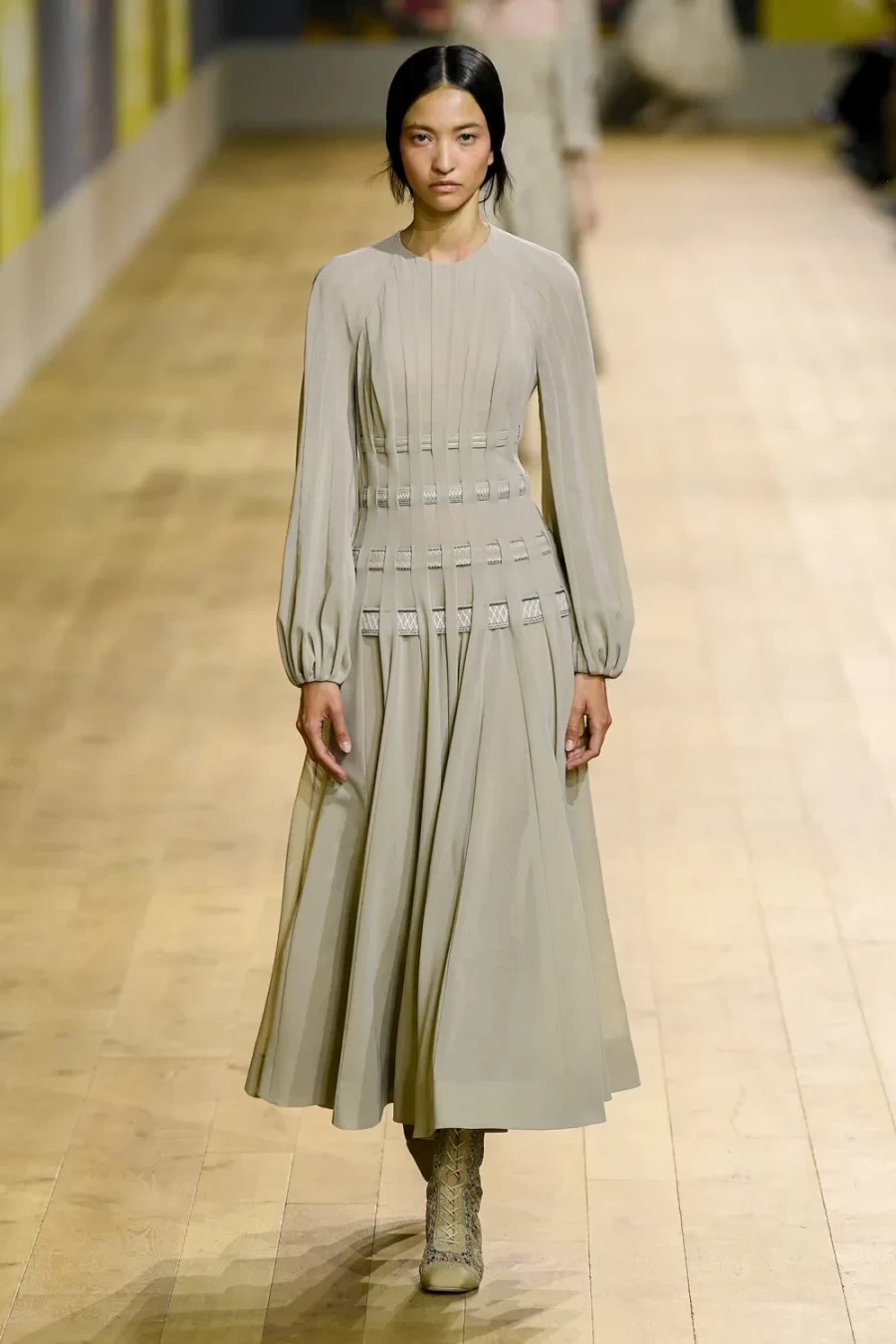 Haute Couture Fall 2022: Η Maria Crazia Chiuri ανέδειξε μία πιο wearable πλευρά της Υψηλής Ραπτικής -Δείτε όλα τα looks!- Φωτογραφία 4