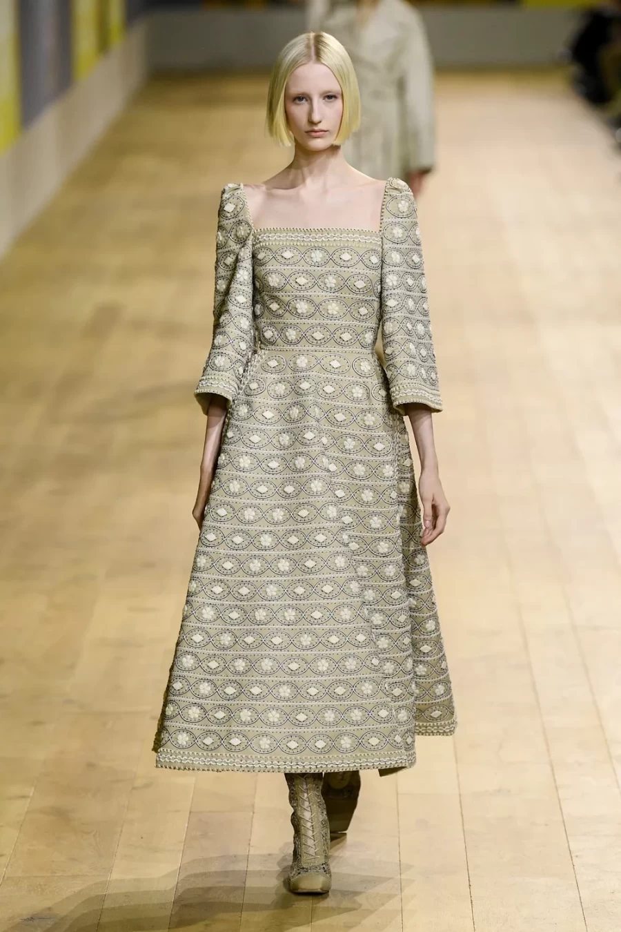 Haute Couture Fall 2022: Η Maria Crazia Chiuri ανέδειξε μία πιο wearable πλευρά της Υψηλής Ραπτικής -Δείτε όλα τα looks!- Φωτογραφία 5