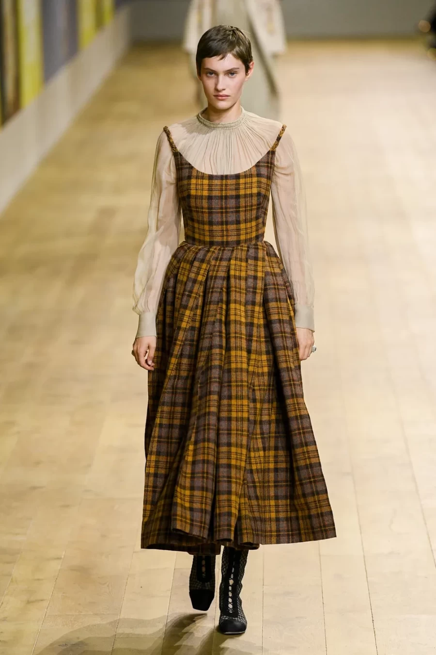 Haute Couture Fall 2022: Η Maria Crazia Chiuri ανέδειξε μία πιο wearable πλευρά της Υψηλής Ραπτικής -Δείτε όλα τα looks!- Φωτογραφία 11