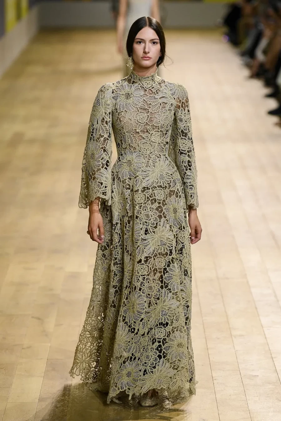 Haute Couture Fall 2022: Η Maria Crazia Chiuri ανέδειξε μία πιο wearable πλευρά της Υψηλής Ραπτικής -Δείτε όλα τα looks!- Φωτογραφία 17