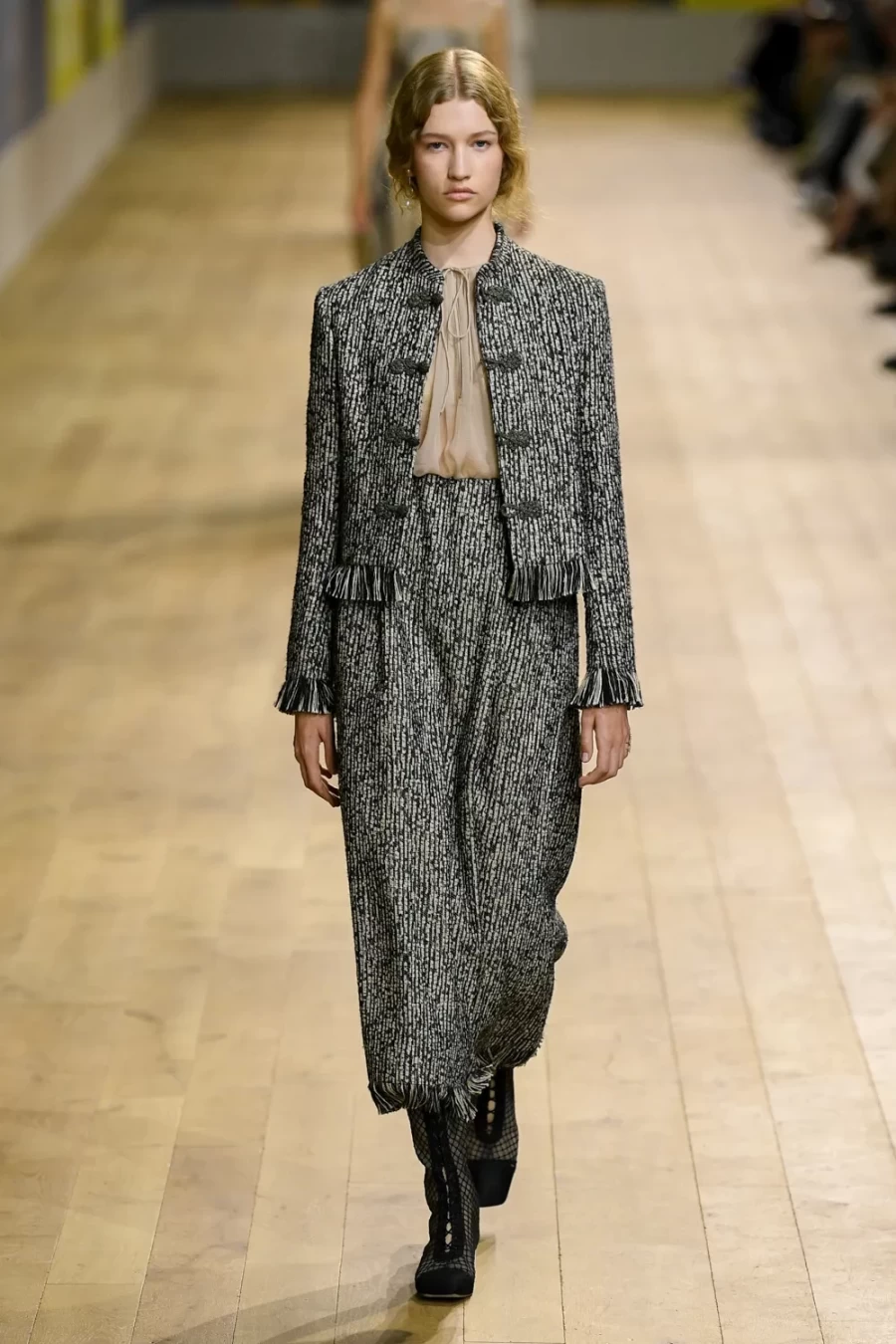 Haute Couture Fall 2022: Η Maria Crazia Chiuri ανέδειξε μία πιο wearable πλευρά της Υψηλής Ραπτικής -Δείτε όλα τα looks!- Φωτογραφία 19