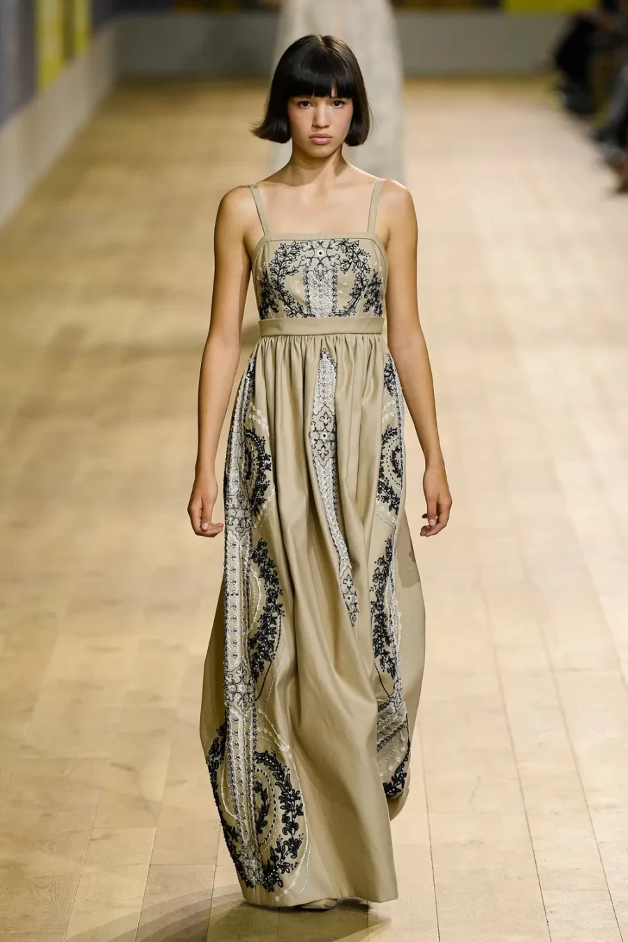 Haute Couture Fall 2022: Η Maria Crazia Chiuri ανέδειξε μία πιο wearable πλευρά της Υψηλής Ραπτικής -Δείτε όλα τα looks!- Φωτογραφία 20