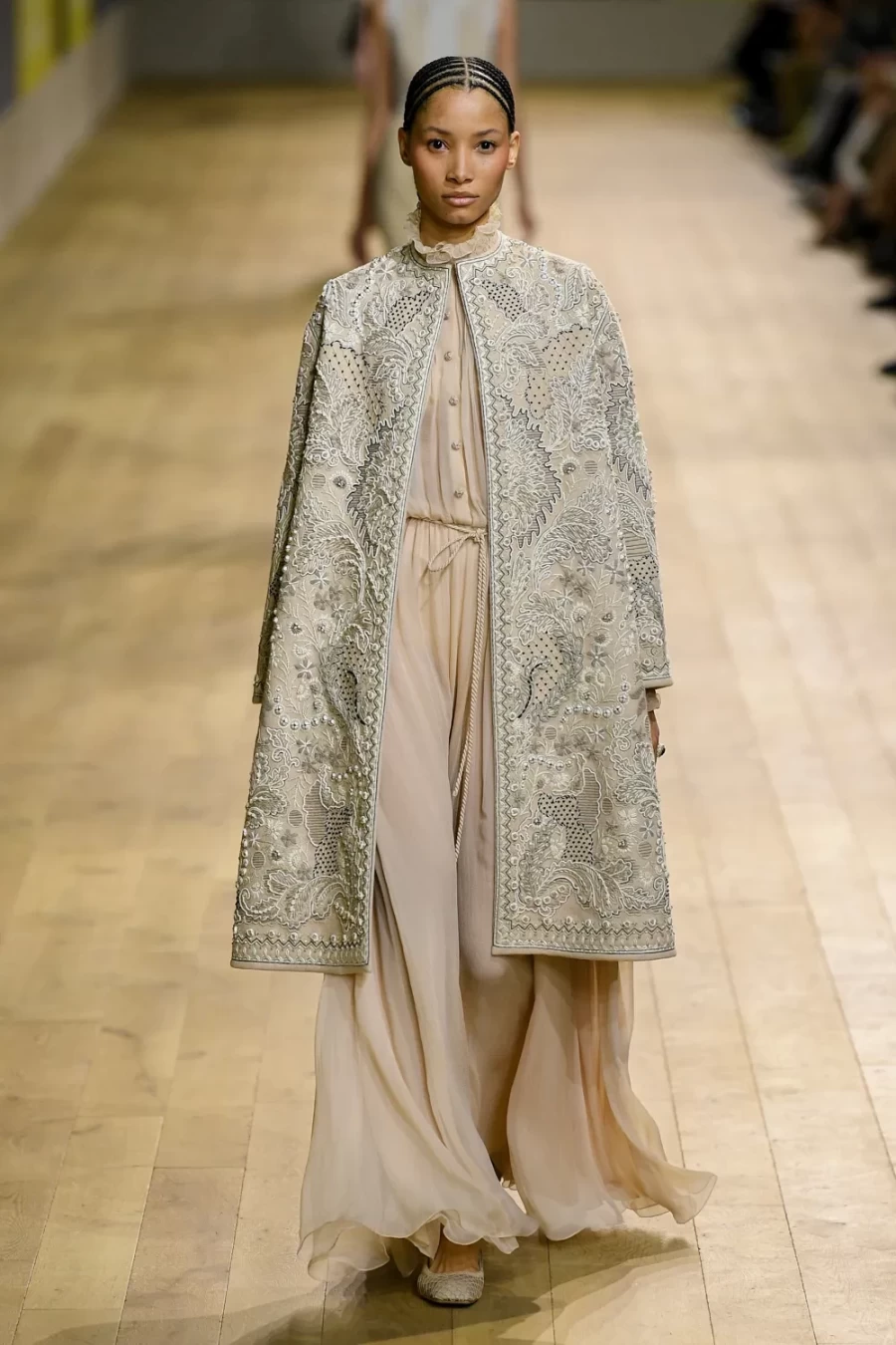 Haute Couture Fall 2022: Η Maria Crazia Chiuri ανέδειξε μία πιο wearable πλευρά της Υψηλής Ραπτικής -Δείτε όλα τα looks!- Φωτογραφία 21