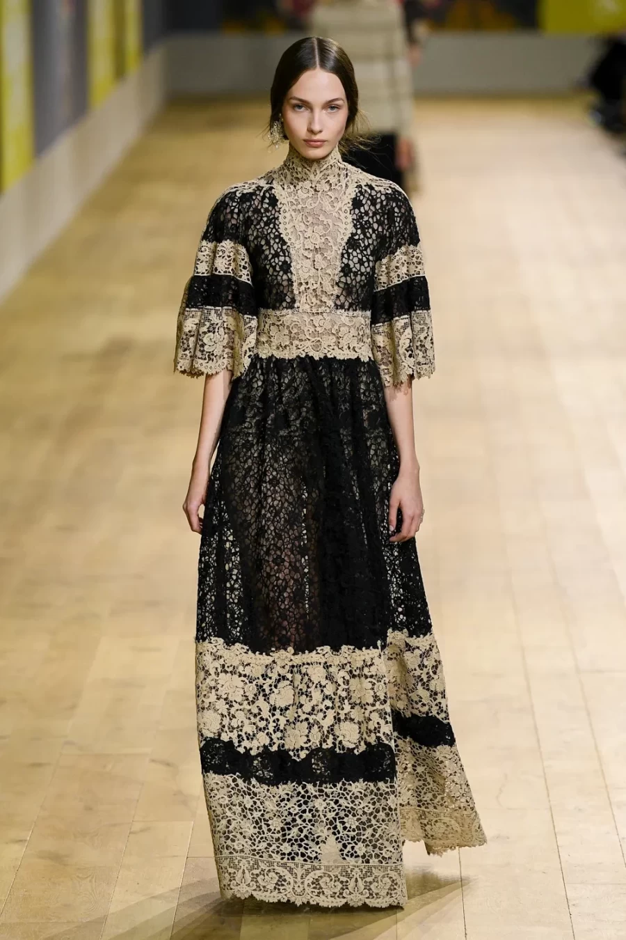 Haute Couture Fall 2022: Η Maria Crazia Chiuri ανέδειξε μία πιο wearable πλευρά της Υψηλής Ραπτικής -Δείτε όλα τα looks!- Φωτογραφία 23