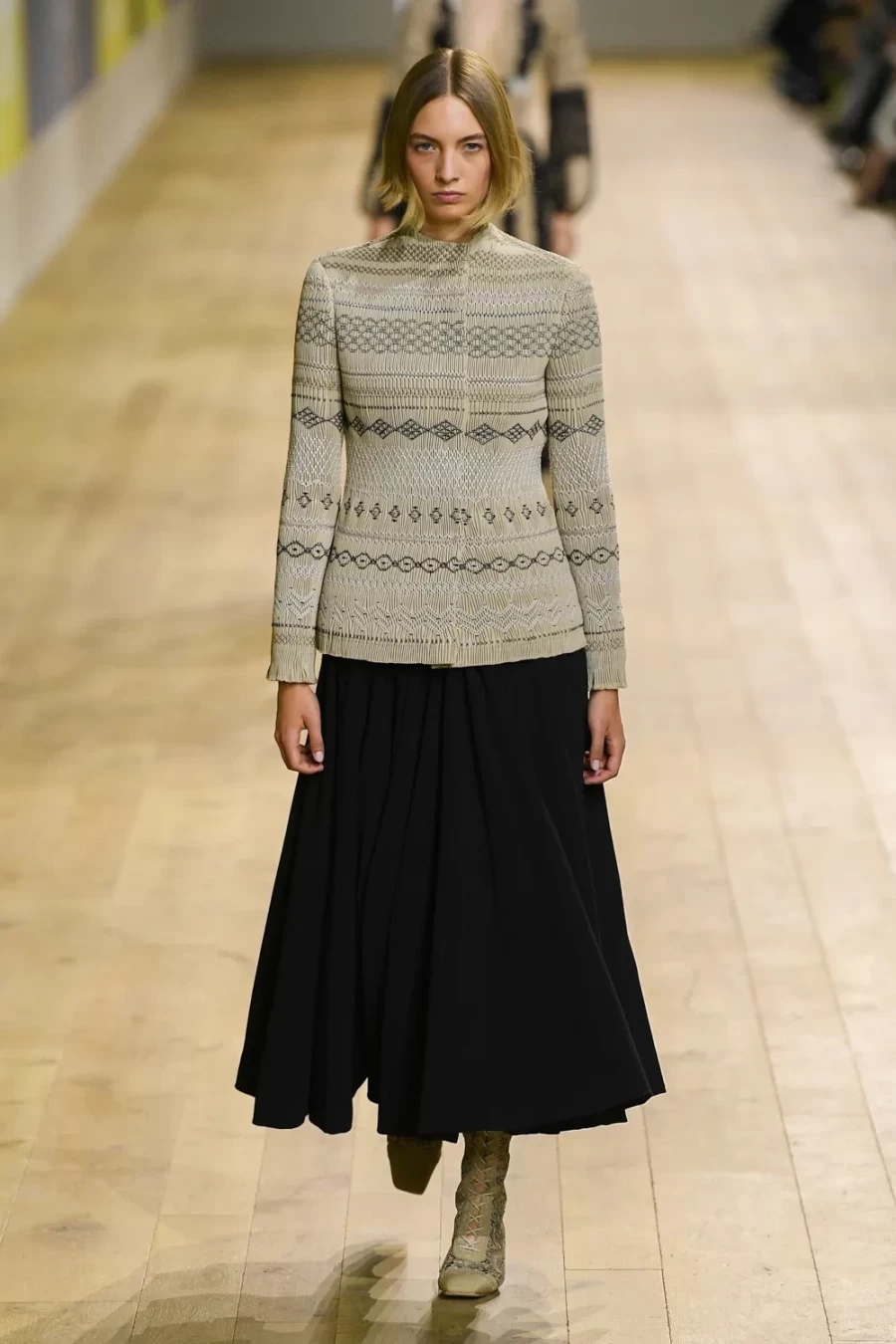 Haute Couture Fall 2022: Η Maria Crazia Chiuri ανέδειξε μία πιο wearable πλευρά της Υψηλής Ραπτικής -Δείτε όλα τα looks!- Φωτογραφία 24