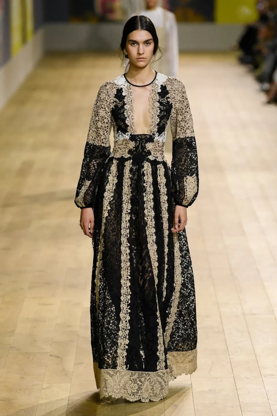Haute Couture Fall 2022: Η Maria Crazia Chiuri ανέδειξε μία πιο wearable πλευρά της Υψηλής Ραπτικής -Δείτε όλα τα looks!- Φωτογραφία 25