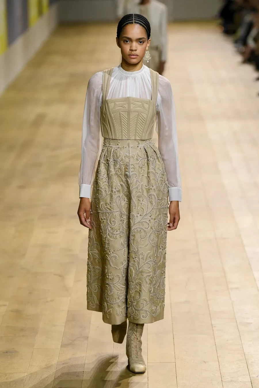 Haute Couture Fall 2022: Η Maria Crazia Chiuri ανέδειξε μία πιο wearable πλευρά της Υψηλής Ραπτικής -Δείτε όλα τα looks!- Φωτογραφία 26